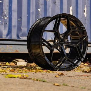 Riviera RF12 – Gloss Black